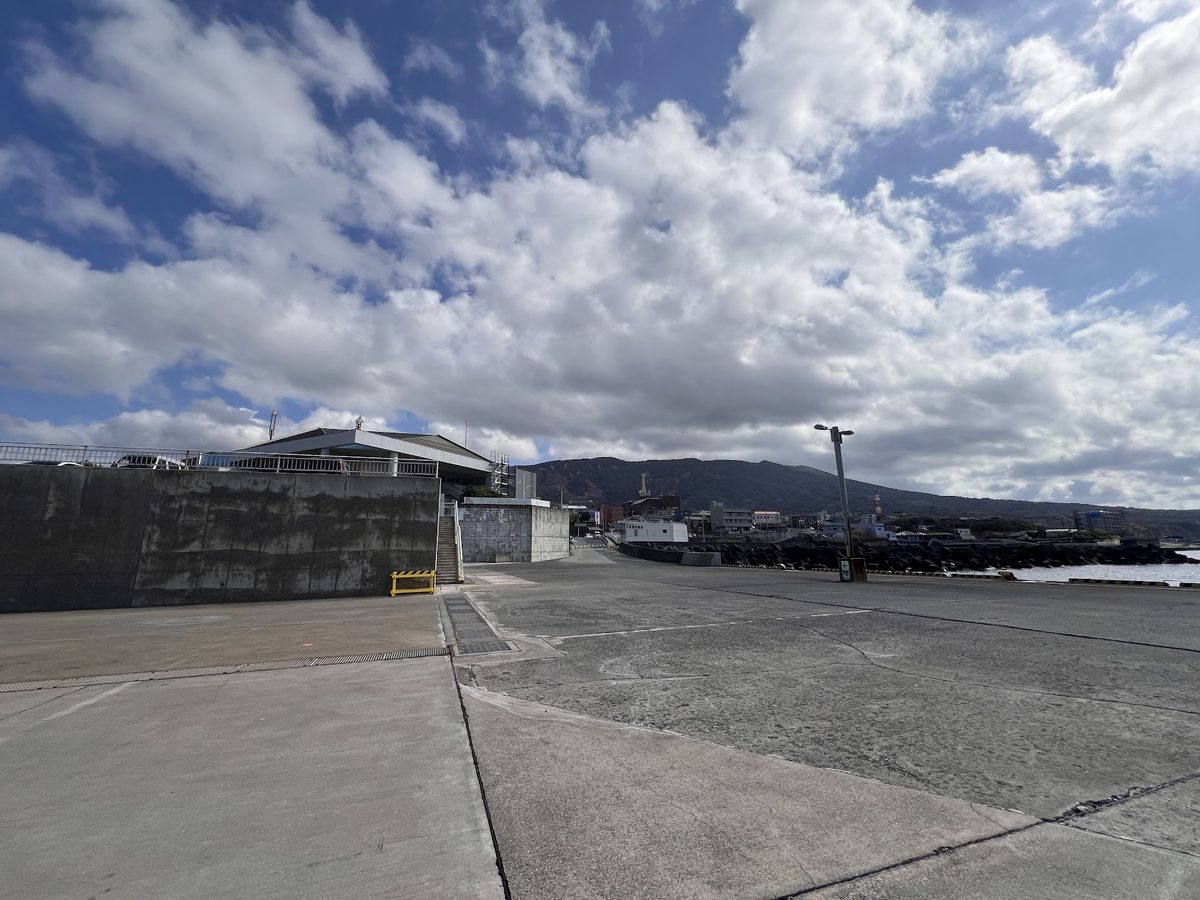 伊豆大島の港と停泊する船